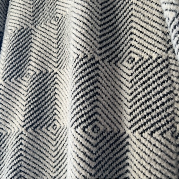 NWOT Sioni women patterned soft thick sweater Cardigan, Small, Black and white - Picture 10 of 12